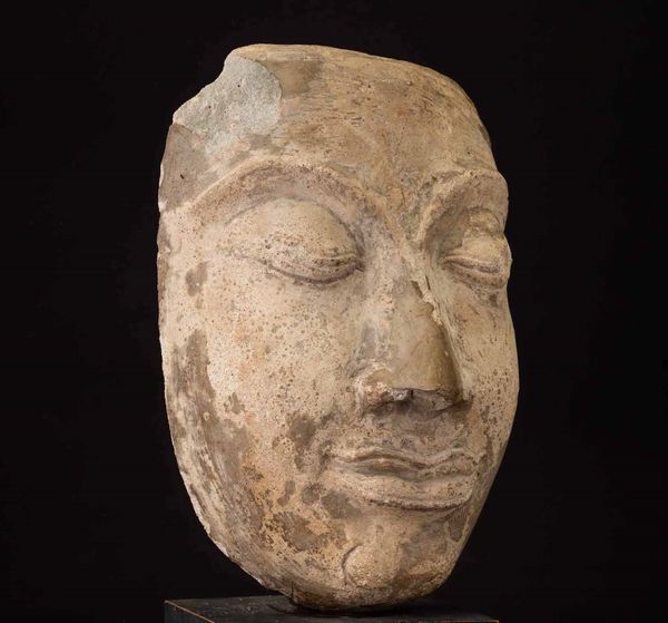 Testa di Buddha scolpita in pietra, Thailandia, Ayutthaya, XVI secolo  - Asta Fine chinese works of art - Associazione Nazionale - Case d'Asta italiane