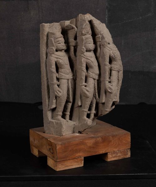 Stele in pietra raffigurante tre divinit� stanti, India, Pala-period, XIII-XIV secolo  - Asta Fine chinese works of art - Associazione Nazionale - Case d'Asta italiane