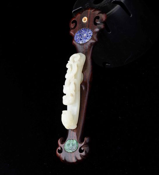 Fibbia a guisa di draghetto scolpita in giada bianca, Cina, Dinastia Qing, epoca Qianlong (1736-1796)  - Asta Fine chinese works of art - Associazione Nazionale - Case d'Asta italiane