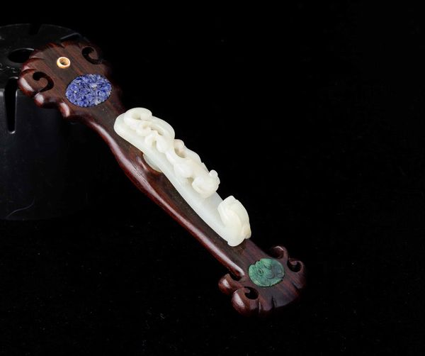 Fibbia a guisa di draghetto scolpita in giada bianca, Cina, Dinastia Qing, epoca Qianlong (1736-1796)  - Asta Fine chinese works of art - Associazione Nazionale - Case d'Asta italiane