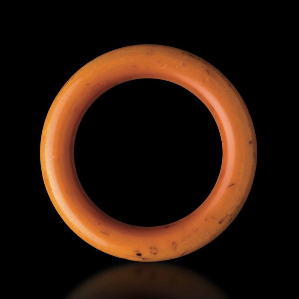 Bangle scolpito in becco, Cina, Dinastia Qing, XIX secolo  - Asta Fine chinese works of art - Associazione Nazionale - Case d'Asta italiane