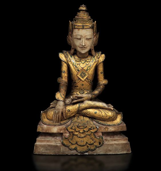 Grande figura di Buddha Sakyamuni in alabastro e legno dorato, Thailandia, prima met� XIX secolo  - Asta Fine chinese works of art - Associazione Nazionale - Case d'Asta italiane
