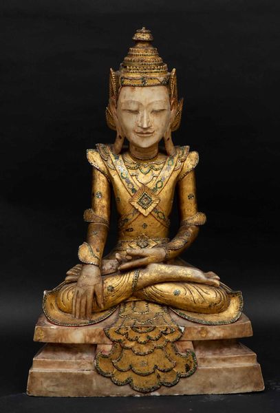 Grande figura di Buddha Sakyamuni in alabastro e legno dorato, Thailandia, prima met� XIX secolo  - Asta Fine chinese works of art - Associazione Nazionale - Case d'Asta italiane