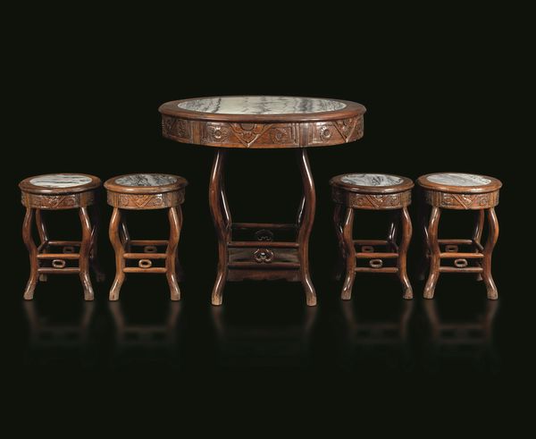 Tavolo rotondo e quattro sgabelli in legno con piano e sedute in marmo, Cina, Dinastia Qing, XIX secolo  - Asta Fine chinese works of art - Associazione Nazionale - Case d'Asta italiane