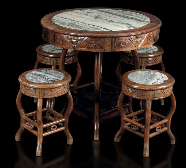 Tavolo rotondo e quattro sgabelli in legno con piano e sedute in marmo, Cina, Dinastia Qing, XIX secolo  - Asta Fine chinese works of art - Associazione Nazionale - Case d'Asta italiane
