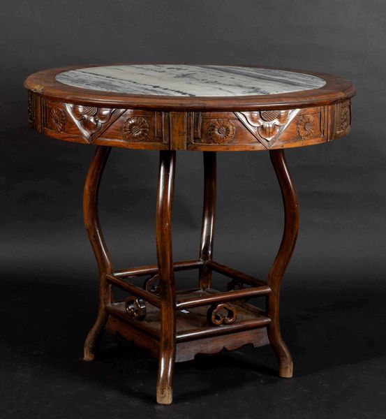 Tavolo rotondo e quattro sgabelli in legno con piano e sedute in marmo, Cina, Dinastia Qing, XIX secolo  - Asta Fine chinese works of art - Associazione Nazionale - Case d'Asta italiane