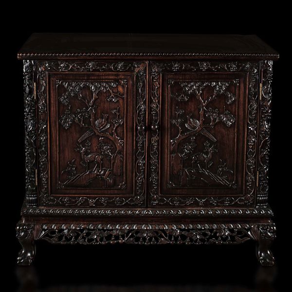 Mobile basso a doppia anta in legno di Hongmu con soggetti naturalistici a rilievo, Cina, Dinastia Qing, XIX secolo  - Asta Fine chinese works of art - Associazione Nazionale - Case d'Asta italiane