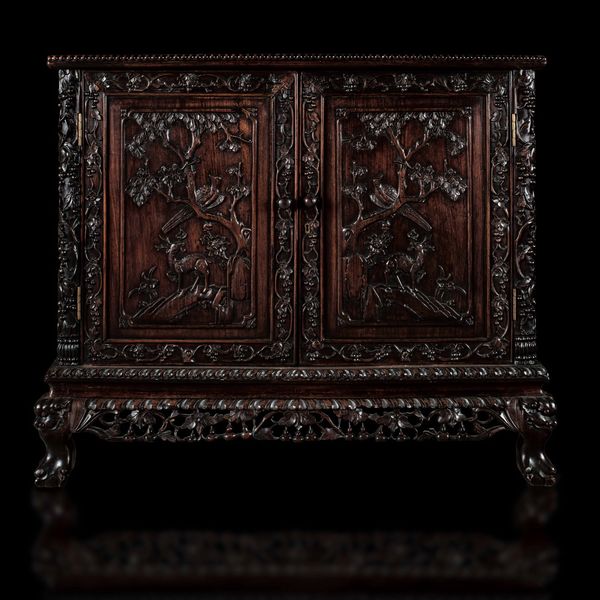 Mobile basso a doppia anta in legno di Hongmu con soggetti naturalistici a rilievo, Cina, Dinastia Qing, XIX secolo  - Asta Fine chinese works of art - Associazione Nazionale - Case d'Asta italiane