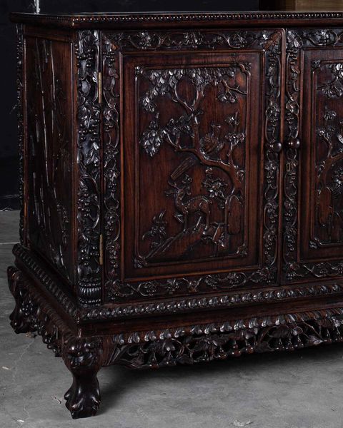 Mobile basso a doppia anta in legno di Hongmu con soggetti naturalistici a rilievo, Cina, Dinastia Qing, XIX secolo  - Asta Fine chinese works of art - Associazione Nazionale - Case d'Asta italiane