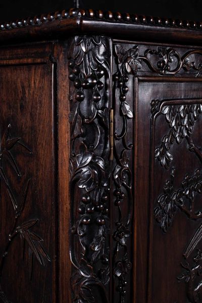 Mobile basso a doppia anta in legno di Hongmu con soggetti naturalistici a rilievo, Cina, Dinastia Qing, XIX secolo  - Asta Fine chinese works of art - Associazione Nazionale - Case d'Asta italiane