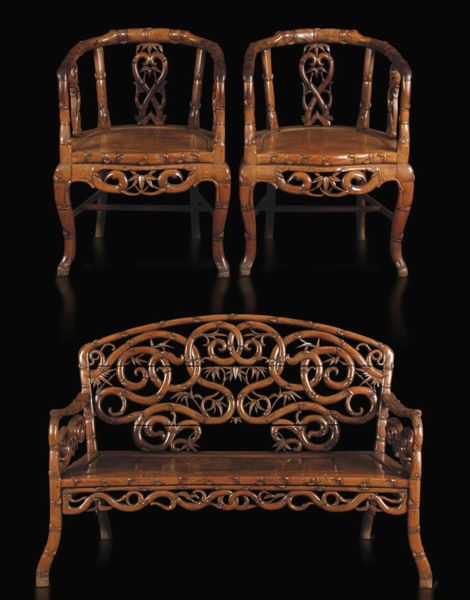 Salotto composto da divano e due poltrone in legno di Huanghuali con decori a volute vegetali, Cina, Dinastia Qing, XIX secolo  - Asta Fine chinese works of art - Associazione Nazionale - Case d'Asta italiane