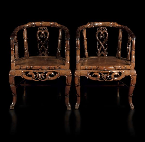 Salotto composto da divano e due poltrone in legno di Huanghuali con decori a volute vegetali, Cina, Dinastia Qing, XIX secolo  - Asta Fine chinese works of art - Associazione Nazionale - Case d'Asta italiane