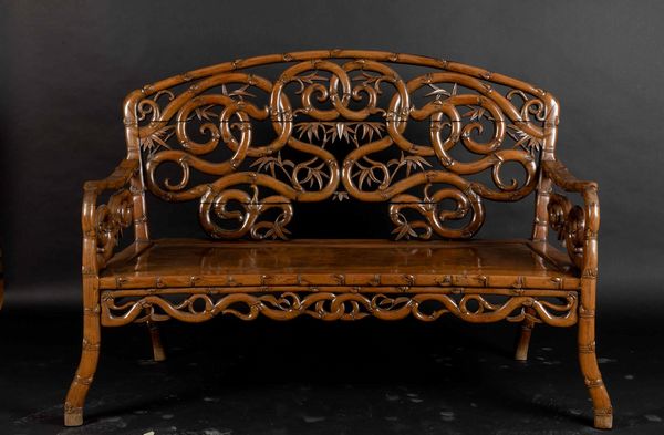 Salotto composto da divano e due poltrone in legno di Huanghuali con decori a volute vegetali, Cina, Dinastia Qing, XIX secolo  - Asta Fine chinese works of art - Associazione Nazionale - Case d'Asta italiane