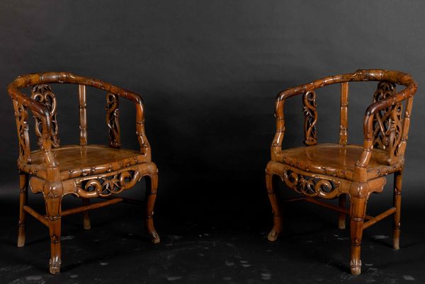 Salotto composto da divano e due poltrone in legno di Huanghuali con decori a volute vegetali, Cina, Dinastia Qing, XIX secolo  - Asta Fine chinese works of art - Associazione Nazionale - Case d'Asta italiane