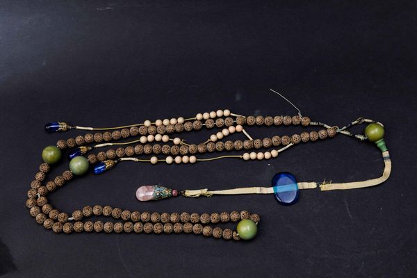 Collana da preghiera con perle in legno ed elementi in turchese, quarzo rosa e smalto, Cina, Dinastia Qing, XIX secolo  - Asta Fine chinese works of art - Associazione Nazionale - Case d'Asta italiane