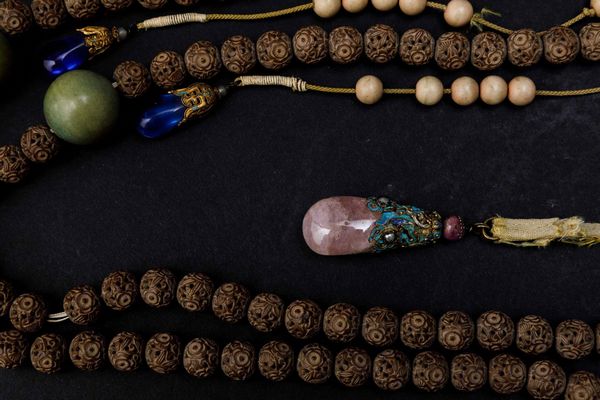 Collana da preghiera con perle in legno ed elementi in turchese, quarzo rosa e smalto, Cina, Dinastia Qing, XIX secolo  - Asta Fine chinese works of art - Associazione Nazionale - Case d'Asta italiane