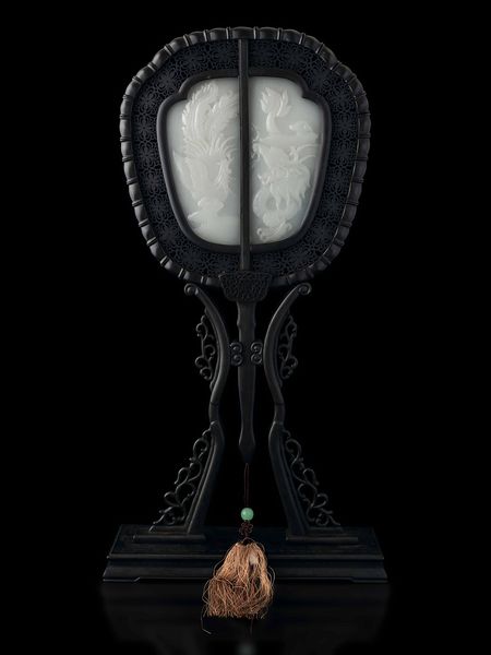 Paravento da tavolo a foggia di ventaglio con placche finemente scolpite in giada bianca raffiguranti drago e fenice, Cina, XX secolo  - Asta Fine chinese works of art - Associazione Nazionale - Case d'Asta italiane