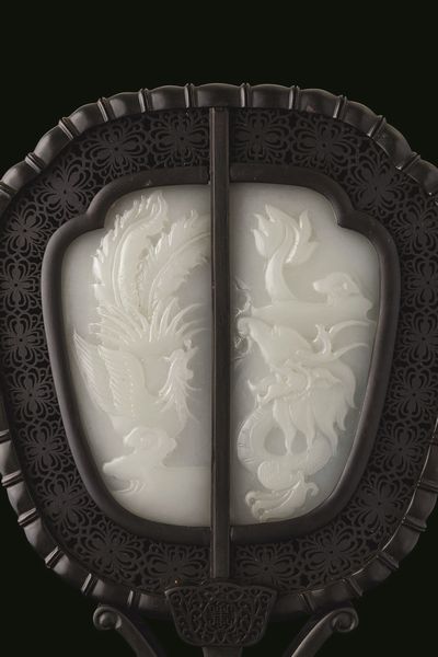 Paravento da tavolo a foggia di ventaglio con placche finemente scolpite in giada bianca raffiguranti drago e fenice, Cina, XX secolo  - Asta Fine chinese works of art - Associazione Nazionale - Case d'Asta italiane