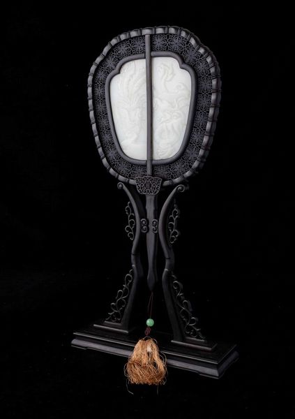 Paravento da tavolo a foggia di ventaglio con placche finemente scolpite in giada bianca raffiguranti drago e fenice, Cina, XX secolo  - Asta Fine chinese works of art - Associazione Nazionale - Case d'Asta italiane