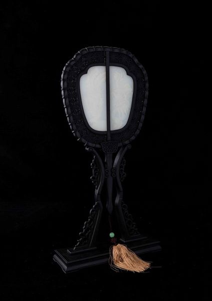 Paravento da tavolo a foggia di ventaglio con placche finemente scolpite in giada bianca raffiguranti drago e fenice, Cina, XX secolo  - Asta Fine chinese works of art - Associazione Nazionale - Case d'Asta italiane