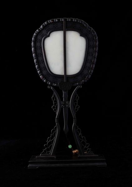 Paravento da tavolo a foggia di ventaglio con placche finemente scolpite in giada bianca raffiguranti drago e fenice, Cina, XX secolo  - Asta Fine chinese works of art - Associazione Nazionale - Case d'Asta italiane