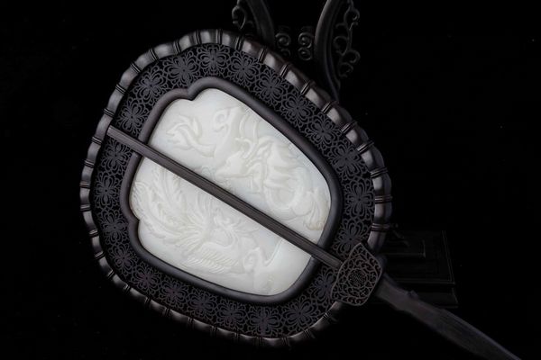 Paravento da tavolo a foggia di ventaglio con placche finemente scolpite in giada bianca raffiguranti drago e fenice, Cina, XX secolo  - Asta Fine chinese works of art - Associazione Nazionale - Case d'Asta italiane
