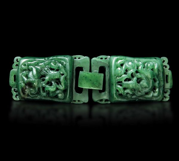 Fibbia scolpita in giada verde spinacio con decoro di draghi a traforo e a rilievo, Cina, Dinastia Qing, XIX secolo  - Asta Fine chinese works of art - Associazione Nazionale - Case d'Asta italiane