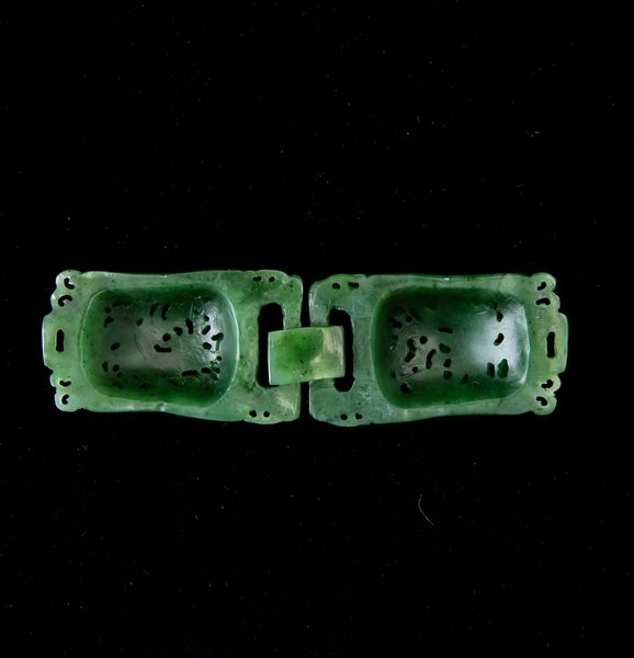 Fibbia scolpita in giada verde spinacio con decoro di draghi a traforo e a rilievo, Cina, Dinastia Qing, XIX secolo  - Asta Fine chinese works of art - Associazione Nazionale - Case d'Asta italiane