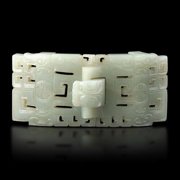 Fibbia scolpita in giada Celadon con decori geometrici incisi e a traforo, Cina, Dinastia Qing, XIX secolo  - Asta Fine chinese works of art - Associazione Nazionale - Case d'Asta italiane