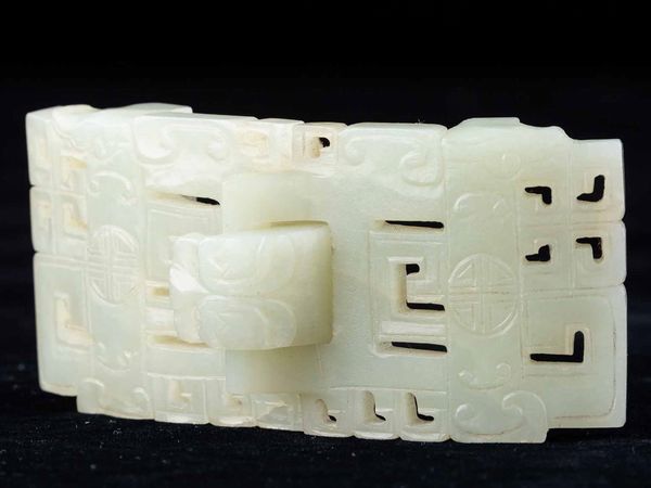 Fibbia scolpita in giada Celadon con decori geometrici incisi e a traforo, Cina, Dinastia Qing, XIX secolo  - Asta Fine chinese works of art - Associazione Nazionale - Case d'Asta italiane