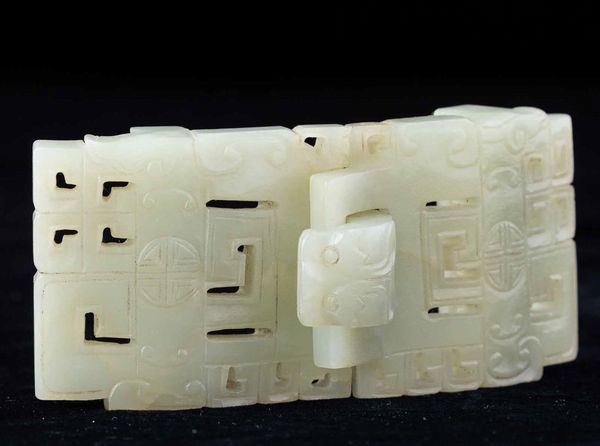 Fibbia scolpita in giada Celadon con decori geometrici incisi e a traforo, Cina, Dinastia Qing, XIX secolo  - Asta Fine chinese works of art - Associazione Nazionale - Case d'Asta italiane