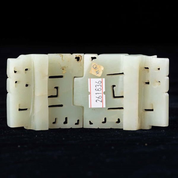 Fibbia scolpita in giada Celadon con decori geometrici incisi e a traforo, Cina, Dinastia Qing, XIX secolo  - Asta Fine chinese works of art - Associazione Nazionale - Case d'Asta italiane