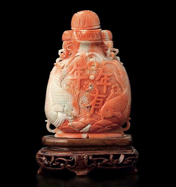 Snuff bottle a triplo corpo scolpita in corallo maculato con soggetto naturalistico con iscrizione, Cina, inizi XX secolo  - Asta Fine chinese works of art - Associazione Nazionale - Case d'Asta italiane