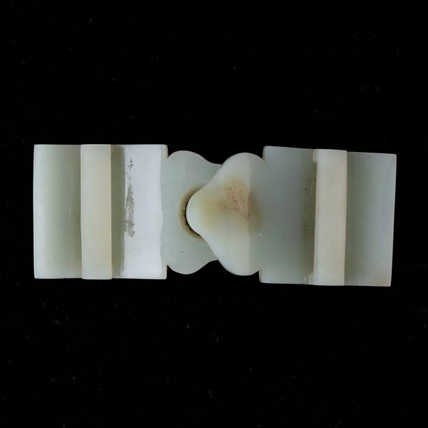 Fibbia scolpita in giada Celadon con dettaglio a foggia di draghetto, Cina, Dinastia Qing, XIX secolo  - Asta Fine chinese works of art - Associazione Nazionale - Case d'Asta italiane