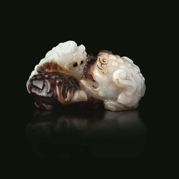 Gruppo scolpito in giada e russet con coppia di draghetti, Cina, Dinastia Qing, XIX secolo  - Asta Fine chinese works of art - Associazione Nazionale - Case d'Asta italiane