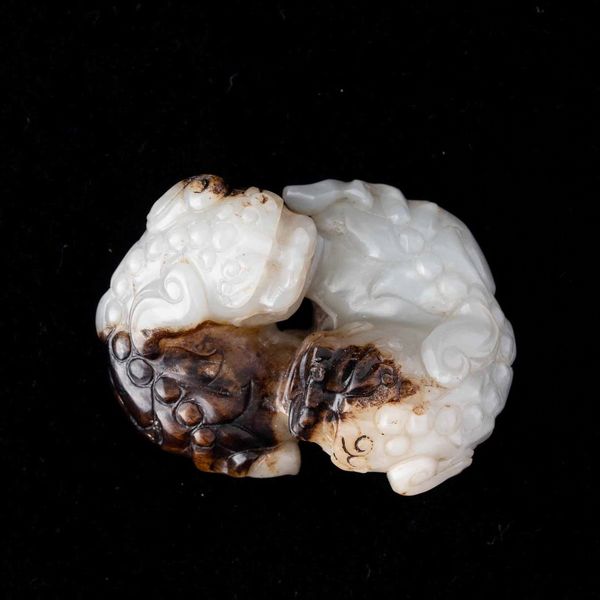 Gruppo scolpito in giada e russet con coppia di draghetti, Cina, Dinastia Qing, XIX secolo  - Asta Fine chinese works of art - Associazione Nazionale - Case d'Asta italiane