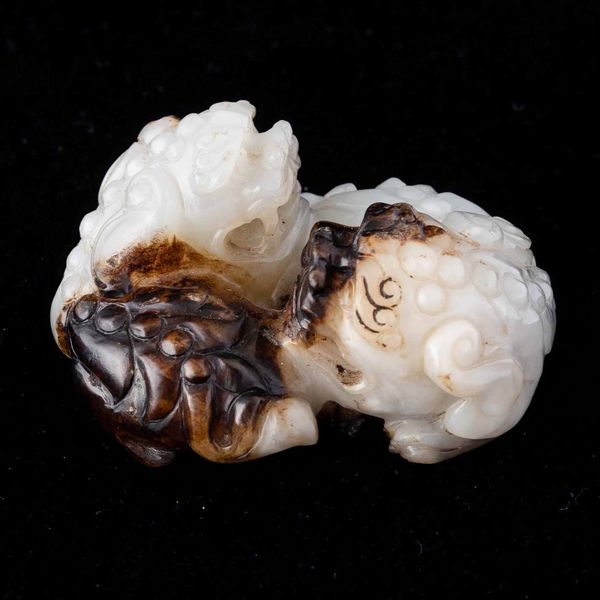 Gruppo scolpito in giada e russet con coppia di draghetti, Cina, Dinastia Qing, XIX secolo  - Asta Fine chinese works of art - Associazione Nazionale - Case d'Asta italiane