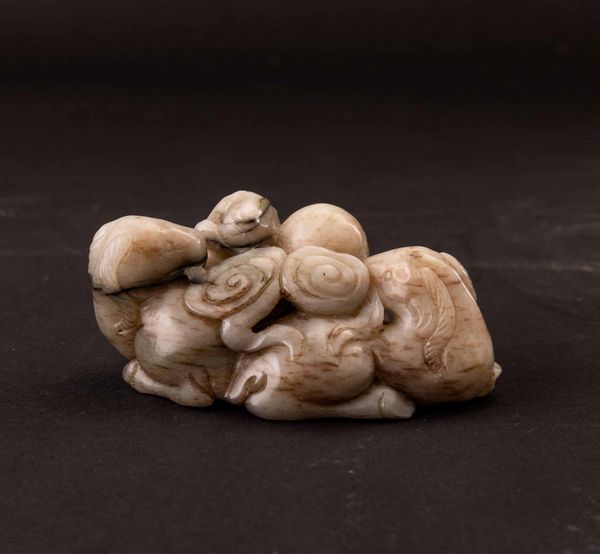Gruppo scolpito in giada e russet raffigurante arieti e Linghzi, Cina, Dinastia Ming, XVII secolo  - Asta Fine chinese works of art - Associazione Nazionale - Case d'Asta italiane