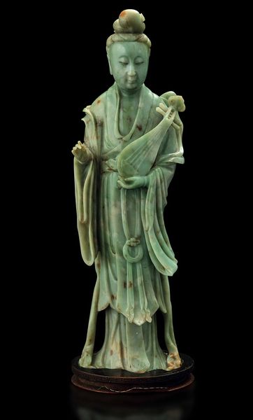 Grande e rara figura di dama con strumento musicale scolpita in giada Celadon, Cina, Dinastia Qing, marca e del periodo Qianlong (1736-1796)  - Asta Fine chinese works of art - Associazione Nazionale - Case d'Asta italiane