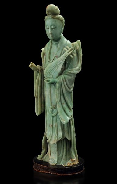 Grande e rara figura di dama con strumento musicale scolpita in giada Celadon, Cina, Dinastia Qing, marca e del periodo Qianlong (1736-1796)  - Asta Fine chinese works of art - Associazione Nazionale - Case d'Asta italiane