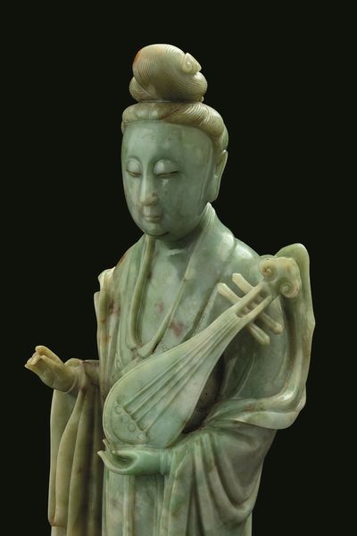 Grande e rara figura di dama con strumento musicale scolpita in giada Celadon, Cina, Dinastia Qing, marca e del periodo Qianlong (1736-1796)  - Asta Fine chinese works of art - Associazione Nazionale - Case d'Asta italiane
