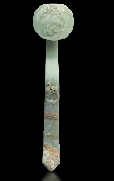 Grande Ruyi finemente scolpito in giada Celadon e russet con decori naturalistici a rilievo, Cina, Dinastia Qing, epoca Qianlong (1736-1796)  - Asta Fine chinese works of art - Associazione Nazionale - Case d'Asta italiane