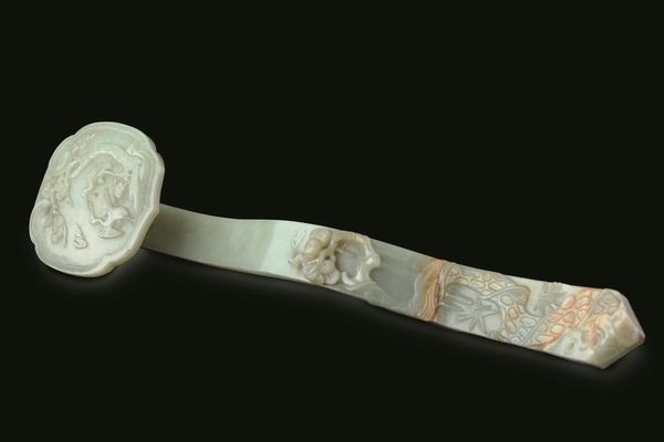 Grande Ruyi finemente scolpito in giada Celadon e russet con decori naturalistici a rilievo, Cina, Dinastia Qing, epoca Qianlong (1736-1796)  - Asta Fine chinese works of art - Associazione Nazionale - Case d'Asta italiane