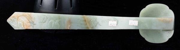 Grande Ruyi finemente scolpito in giada Celadon e russet con decori naturalistici a rilievo, Cina, Dinastia Qing, epoca Qianlong (1736-1796)  - Asta Fine chinese works of art - Associazione Nazionale - Case d'Asta italiane