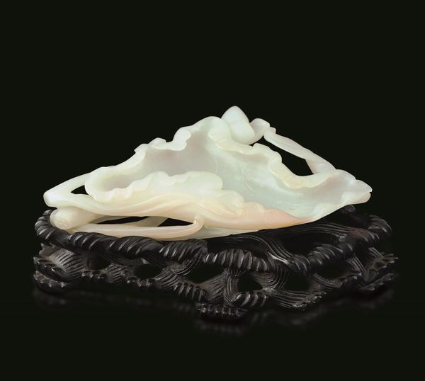 Sciacquapennelli finemente scolpito in giada bianca e russet a foggia di foglia, Cina, Dinastia Qing, epoca Qianlong (1736-1796)  - Asta Fine chinese works of art - Associazione Nazionale - Case d'Asta italiane