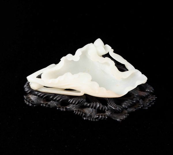 Sciacquapennelli finemente scolpito in giada bianca e russet a foggia di foglia, Cina, Dinastia Qing, epoca Qianlong (1736-1796)  - Asta Fine chinese works of art - Associazione Nazionale - Case d'Asta italiane