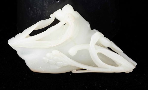 Sciacquapennelli finemente scolpito in giada bianca e russet a foggia di foglia, Cina, Dinastia Qing, epoca Qianlong (1736-1796)  - Asta Fine chinese works of art - Associazione Nazionale - Case d'Asta italiane