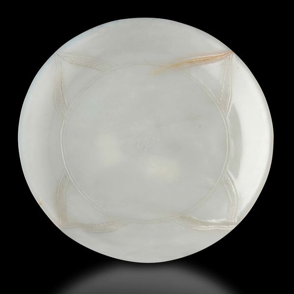 Piatto scolpito in giada bianca con decori incisi, Cina, Dinastia Qing, XIX secolo  - Asta Fine chinese works of art - Associazione Nazionale - Case d'Asta italiane