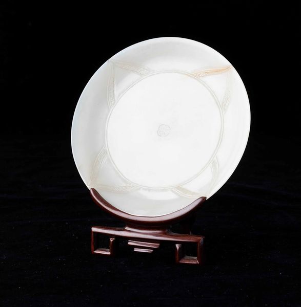 Piatto scolpito in giada bianca con decori incisi, Cina, Dinastia Qing, XIX secolo  - Asta Fine chinese works of art - Associazione Nazionale - Case d'Asta italiane