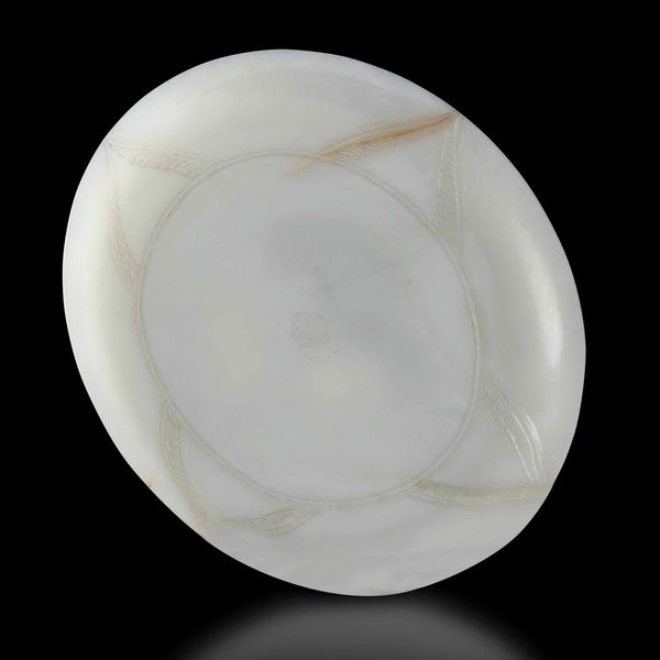 Piatto scolpito in giada bianca con decori incisi, Cina, Dinastia Qing, XIX secolo  - Asta Fine chinese works of art - Associazione Nazionale - Case d'Asta italiane